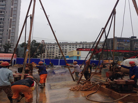 武汉纸坊街地铁岩溶注浆施工现场