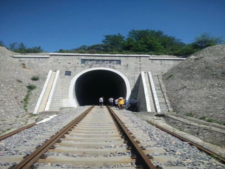 阳泉煤业集团坪上公司综放面注浆减沉项目,该项目做到了在采煤的同时不影响列车正常运行,帮助煤矿成功从铁路下采出原煤73万多吨。该项技术在国内尚属首例,经中国煤炭工业协f99eff58 阳泉煤业集团坪上公司综放面注浆减沉项目,该项目做到了在采煤的同时不影响列车正常运行,帮助煤矿成功从铁路下采出原煤73万多吨。该项技术在国内尚属首例,经中国煤炭工业协f99eff58