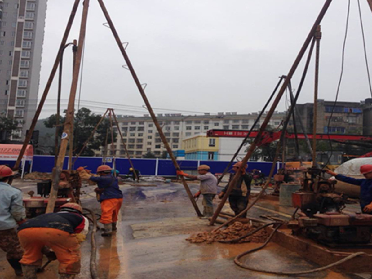 武汉纸坊街地铁岩溶注浆施工现场